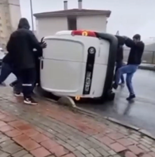 Yan yatan aracın altında kalmaktan son anda kurtuldu