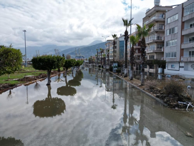 İskenderun'da deniz taşkınları sürüyor