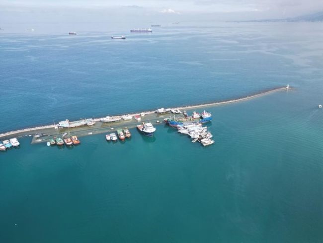 İskenderun'da deniz taşkınları sürüyor