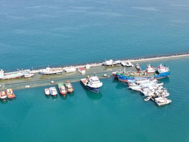 İskenderun'da deniz taşkınları sürüyor