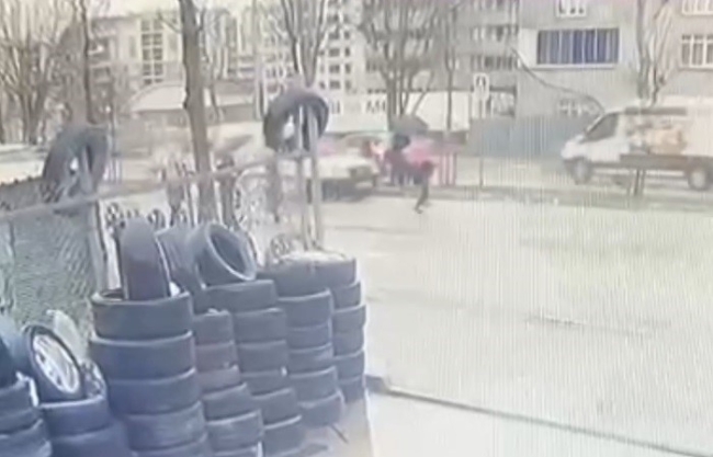 Bursa'da aracın çarptığı çocuk metrelerce savruldu!