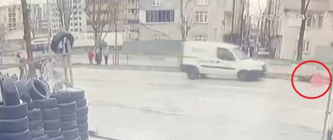 Bursa'da aracın çarptığı çocuk metrelerce savruldu!
