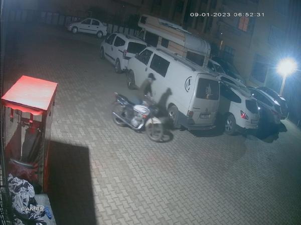 Motosiklet hırsızı, klima çalarken yakalandı