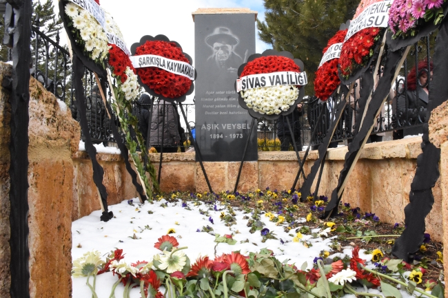 Aşık Veysel, vefatının 50'nci yılında mezarı başında anıldı