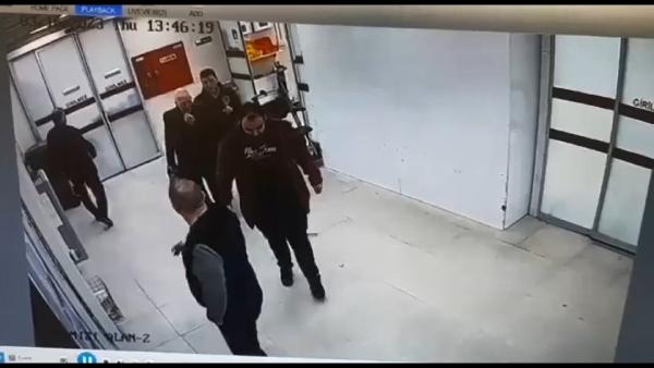 Güvenlik görevlisine 'kırmızı alan' saldırısı