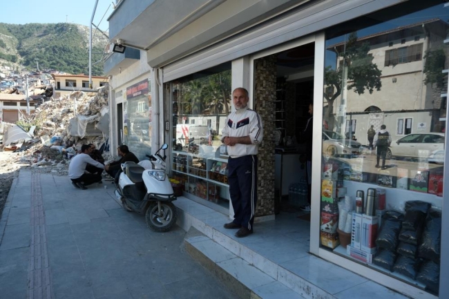 Enkaz yığınları arasında umut dağıtıyor