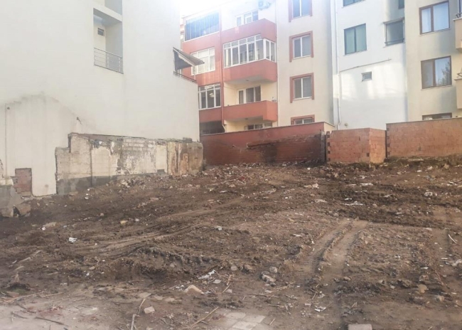 Karacabey’de metruk binaların yıkımı sürüyor