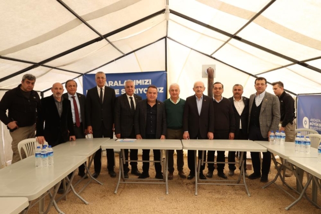 Kılıçdaroğlu, depremzedelerle yemek yedi