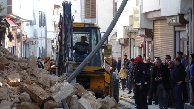 Depremde hasar gören tarihi caminin duvarı çöktü