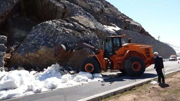 Dev kaya yolu trafiğe kapattı