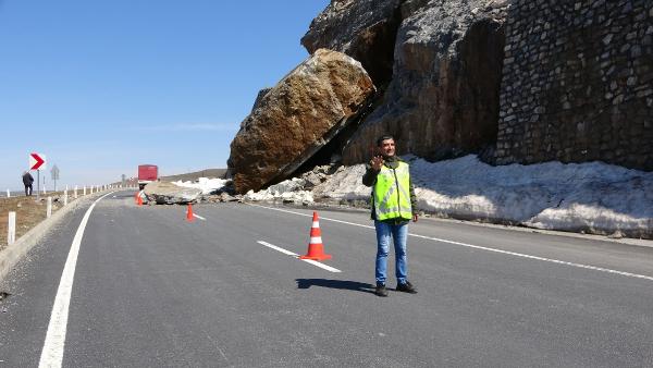 Dev kaya yolu trafiğe kapattı