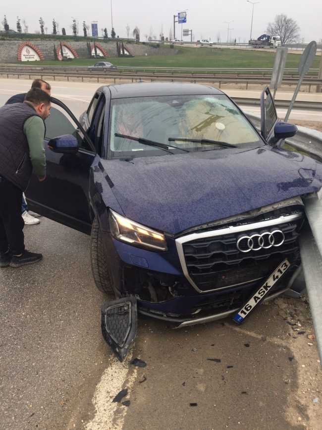 İnegöl'de otomobil bariyerlere çarptı: 2 yaralı