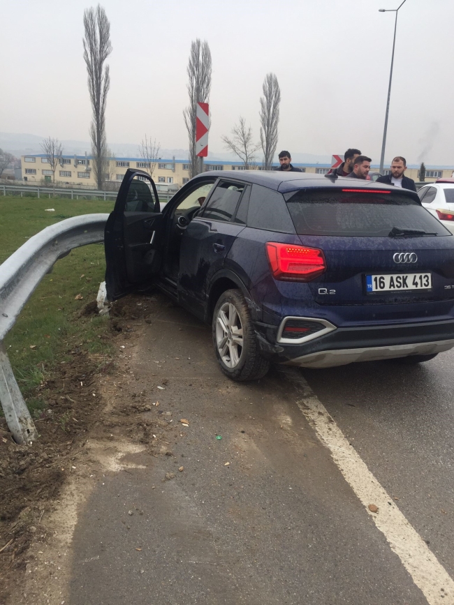 İnegöl'de otomobil bariyerlere çarptı: 2 yaralı