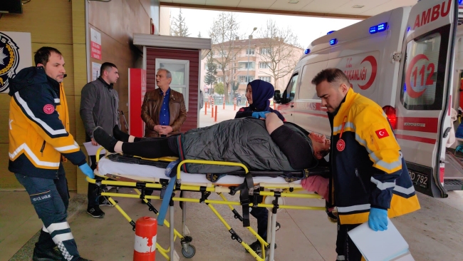 İnegöl'de otomobil bariyerlere çarptı: 2 yaralı