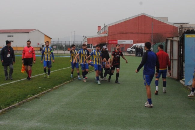 Futbolcunun diz kapağı çıktı, ortalık karıştı