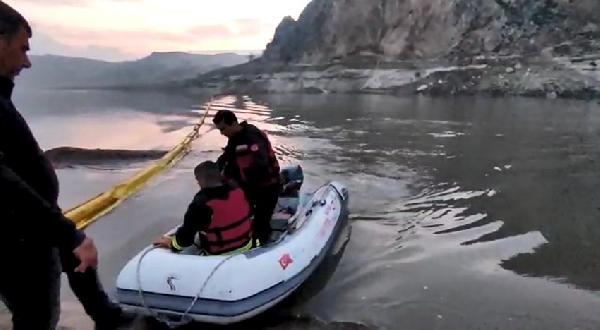 Petrol boru hattında sızıntı! Dicle Nehri'ne aktı