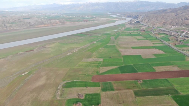 Sular çekilince eski tren garı gün yüzüne çıktı
