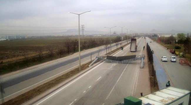 Kamyonun açık kalan damperi ortalığı karıştırdı