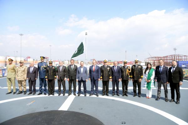 Pakistan'ın ikinci yardım gemisi Mersin Limanı'na geldi