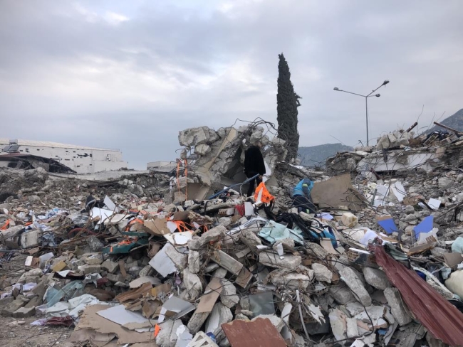 Babadan kalan dükkânın enkazında tırnaklarıyla hatıralarını arıyor 