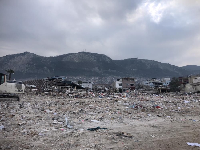 Babadan kalan dükkânın enkazında tırnaklarıyla hatıralarını arıyor 