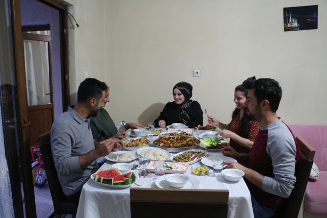 Türkiye'de ilk iftar Şemdinli'de yapıldı