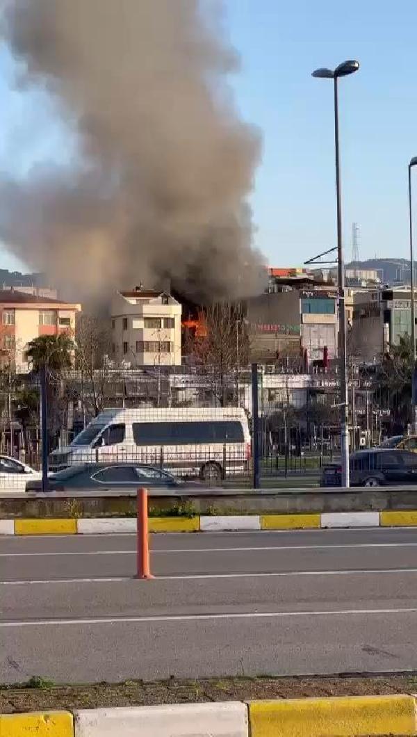 İstanbul'da 7 katlı otelde yangın!