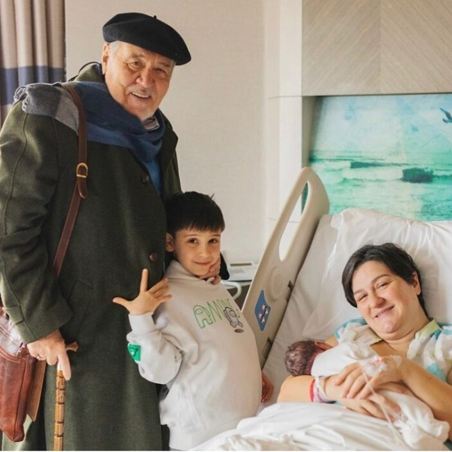 Dede olmanın mutluluğunu yaşıyor