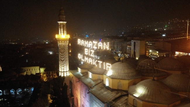Ulu Cami'ye asılan Ramazan mahyası geceyi aydınlattı