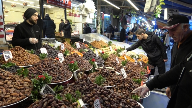 Sofraların bereketi hurma tezgâhlarda yerini aldı