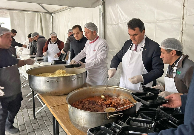 Başkan Dündar’dan depremzedelere iftar yemeği