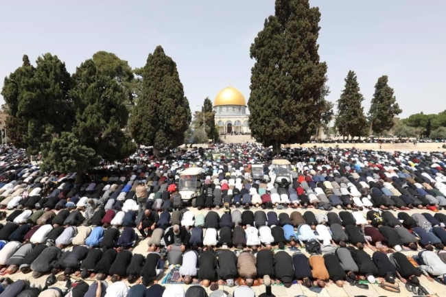 Cuma namazı için Mescid-i Aksa'ya akın ettiler