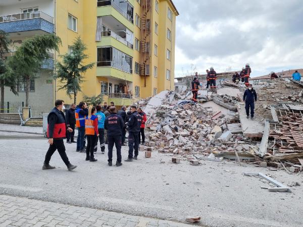 Malatya'da 5 katlı bina yerle bir oldu!