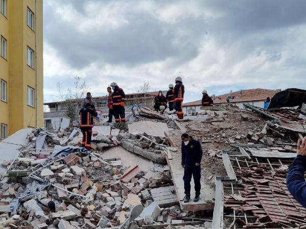 Malatya'da 5 katlı bina yerle bir oldu!