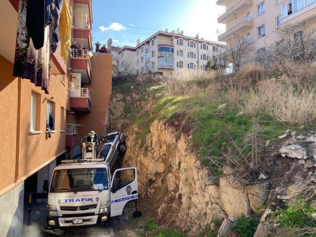 Kontrolden çıkan araç, bina boşluğuna uçtu
