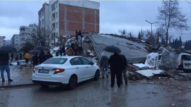 Depremzede baba her yerde kayıp oğlunu arıyor