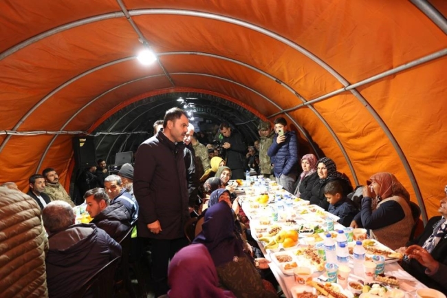 Bakan Kurum, Mehmetçik İftar Çadırı'nda depremzedelerle orucunu açtı