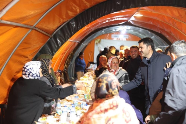 Bakan Kurum, Mehmetçik İftar Çadırı'nda depremzedelerle orucunu açtı
