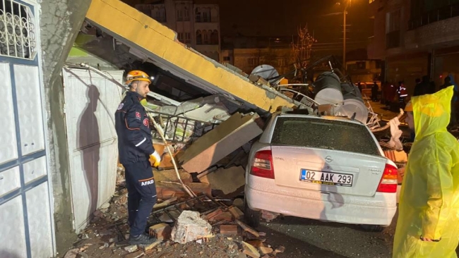 Adıyaman'da 4 katlı bina çöktü!