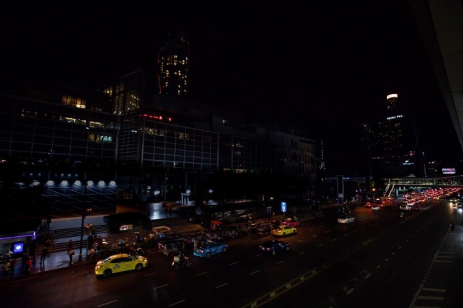 Bangkok’ta ışıklar kapatıldı
