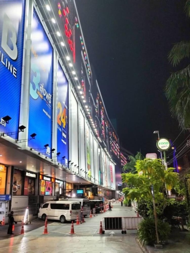 Bangkok’ta ışıklar kapatıldı