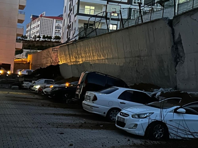 Park halindeki araçların üzerine istinat duvarı çöktü!