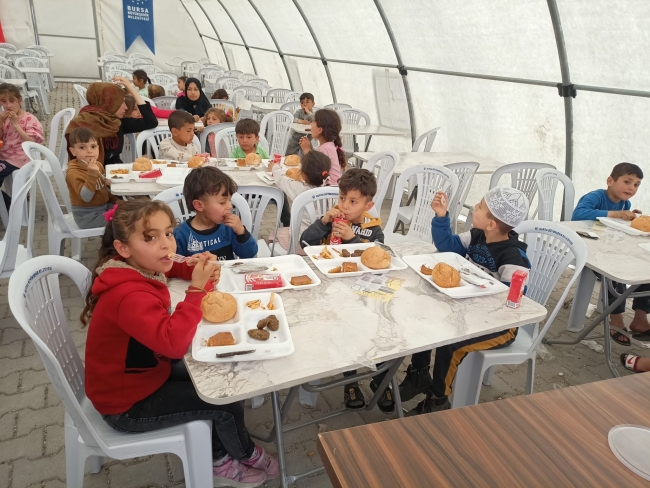 Bursa'da küçük depremzedelere erken iftar