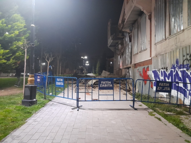 İstanbul Fatih'te 3 katlı bina kısmen çöktü