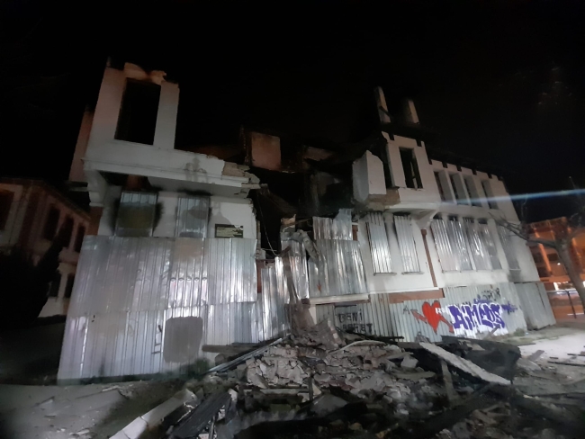 İstanbul Fatih'te 3 katlı bina kısmen çöktü