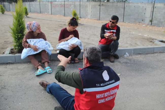 Depremde 27 akrabasını kaybetti, görevini bırakmadı