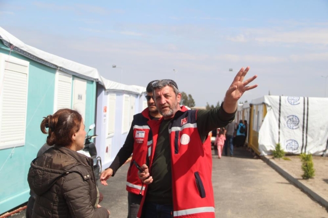 Depremde 27 akrabasını kaybetti, görevini bırakmadı