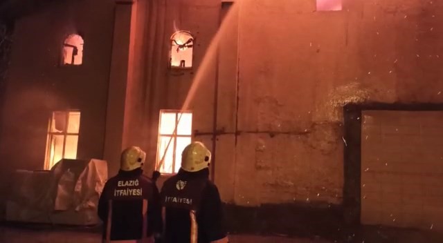 Tarihi cami kül oldu