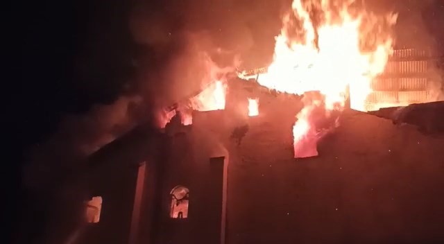 Tarihi cami kül oldu