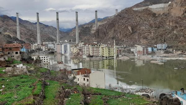 Baraj suları terk edilen binalara girdi